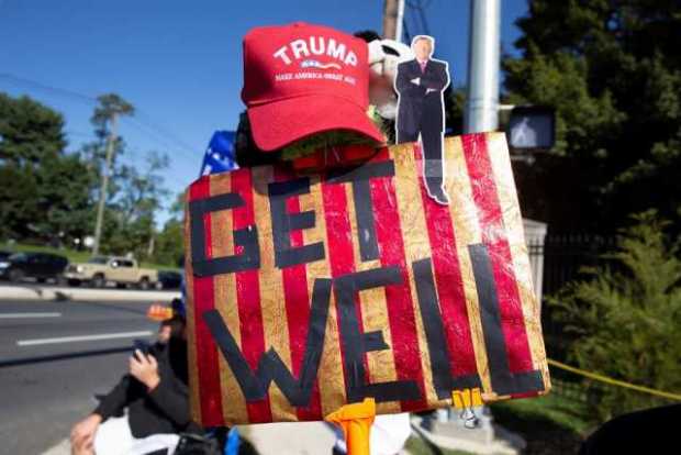 Simpatizantes de Donald Trump se reunieron a las afueras del Walter Reed National Military Medical Center para brindarle apoyo. Simpatizantes de Donald Trump se reunieron a las afueras del Walter Reed National Military Medical Center para brindarle apoyo.