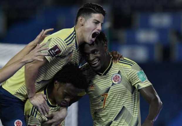 Duvan Zapata (d) celebra su gol con Juan Cuadrado (c) y James Rodríguez, en el partido debut de las Eliminatorias Sudamericanas 