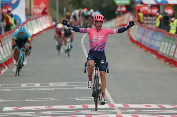 Michael Woods corta el sueño de Valverde y Carapaz aguanta la roja en la Vuelta
