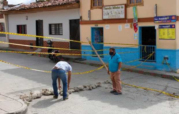 Casas y vías afectadas por el paso de volquetas.