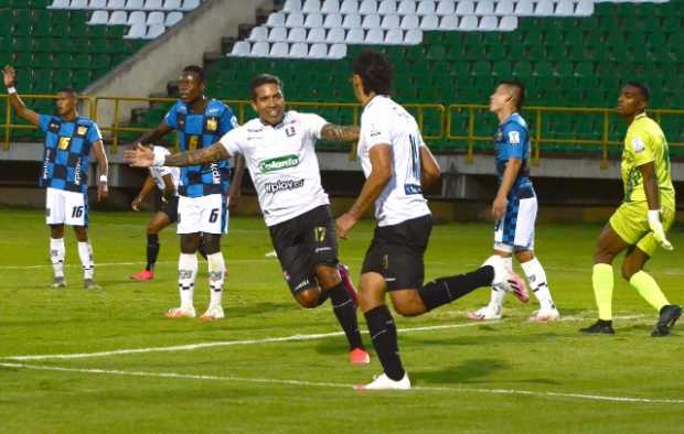 Celebración del gol del Once Caldas entre Dayro Moreno y Roberto Ovelar. 