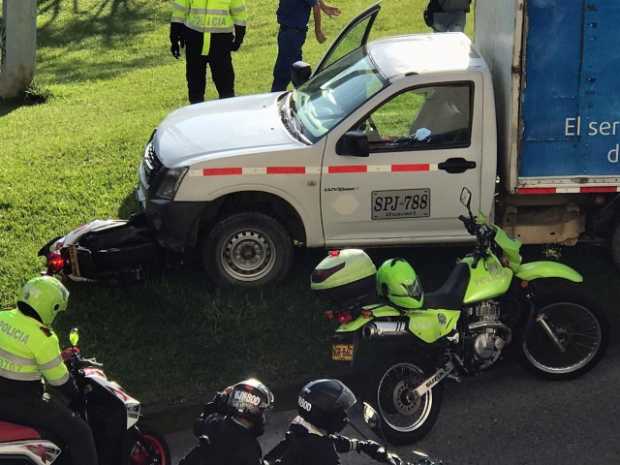 Carro de envíos arrolló a motociclista en la Avenida Kevin Ángel