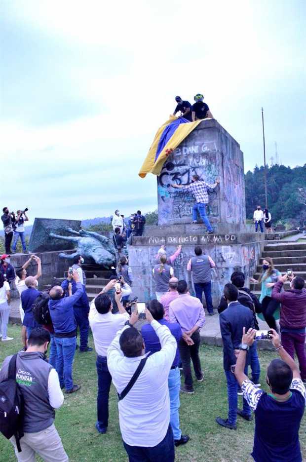 Indígenas derribaron el monumento de Sebastián de Belalcázar, según ellos, como forma de "reinvidicar la memoria de ancestros as