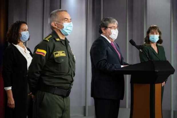 El ministro de Defensa, Carlos Holmes Trujillo (2-d,) junto al comandante de la Policía, General Oscar Atehortua (2-i), e integr
