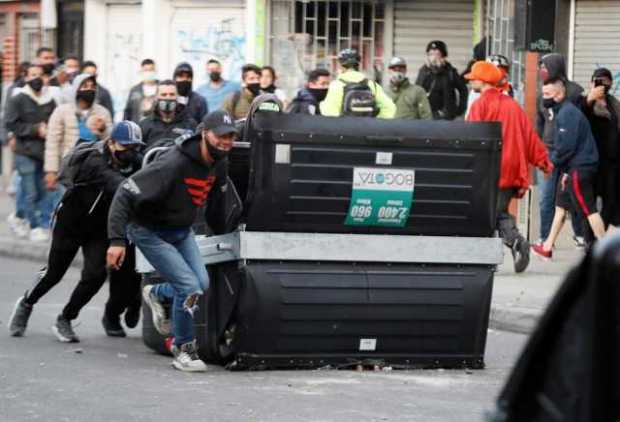 Manifestantes se enfrentan con integrantes de la Policía durante una protesta por la muerte del abogado Javier Ordoñez, hoy en e