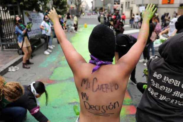 Una manifestante grita consignas en una calle de Bogotá durante el plantón de feministas.