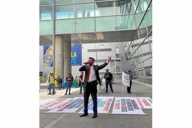 Trabajadores de Avianca se dirigieron ayer hasta el aeropuerto El Dorado para protestar por los empleos perdidos y la violación 