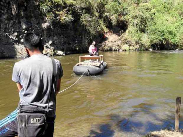 Fotos | EFE | LA PATRIA   Ciudadanos venezolanos cruzan pasajeros y mercancías en una improvisada balsa por el río Carchi.