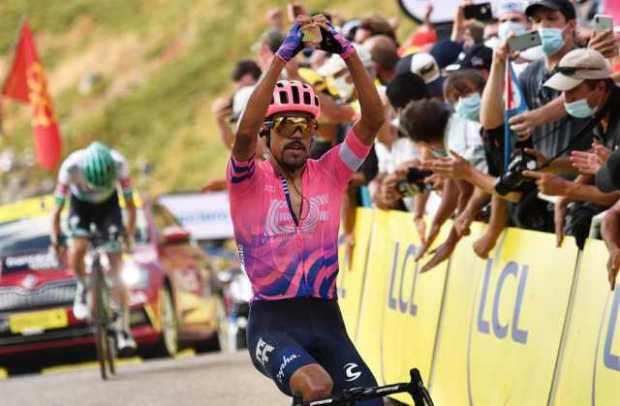 El ciclista colombiano Daniel Felipe Martínez del equipo EF Pro Cycling gana la 13a etapa de la 107 edición del Tour de Francia.