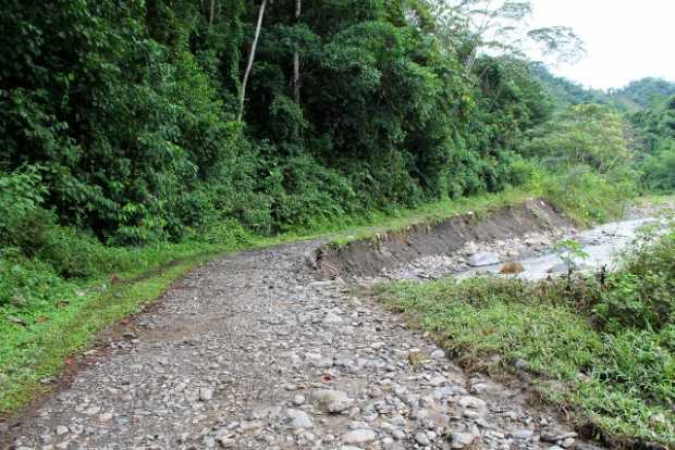 Río se lleva la vía en Pueblo Nuevo (Pensilvania) 