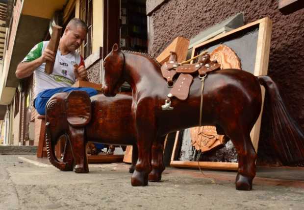 La talla del artesano que da vida a los animales del barrio El Bosque (Manizales)