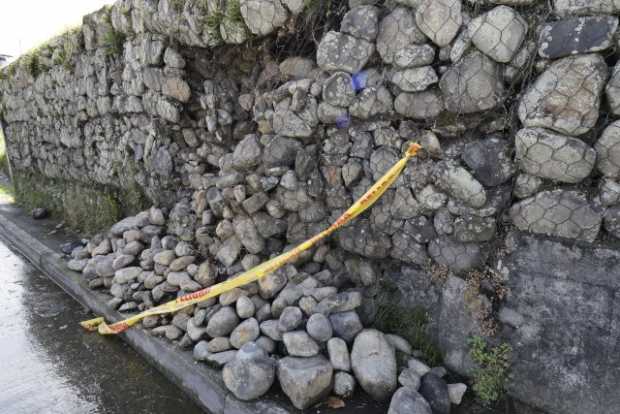 Muro de piedra a punto de desplomarse en el barrio Comuneros