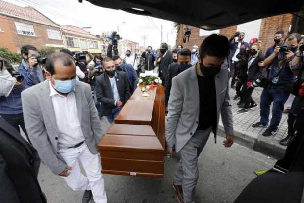 Familiares de Javier Ordóñez acompañaron su cuerpo sin vida este miércoles, en Bogotá.