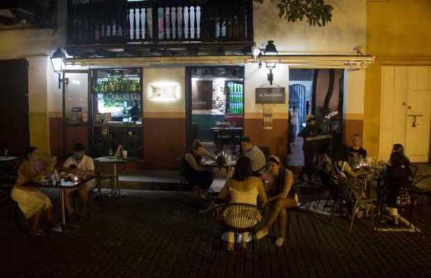 Clientes conversan en restaurante en Cartagena.