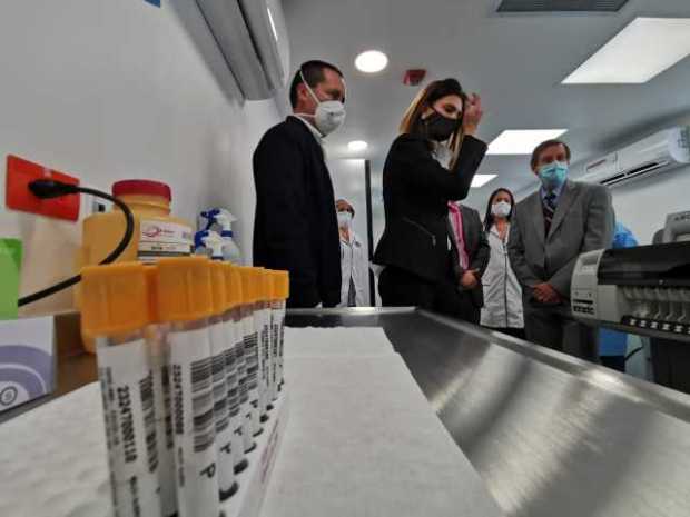 El aeropuerto El Dorado inaugura laboratorio de pruebas covid-19