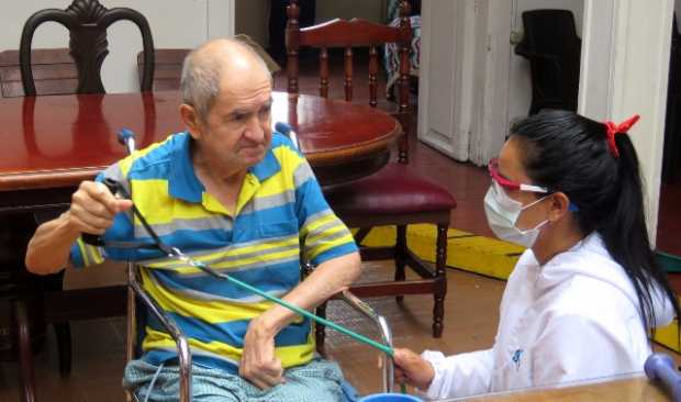  Paola Andrea Ceballos González, de Vive Salud, realizándole fisioterapia a Octavio Aguirre.