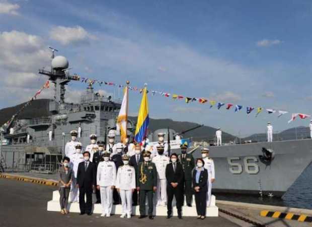 Autoridades militares surcoreanas y colombianas posan para los fotógrafos en la base militar de Jinhae (Corea del Sur), junto a 