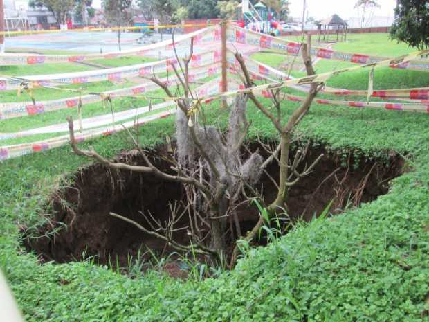 El bache mide aproximadamente 1 metro de altura.