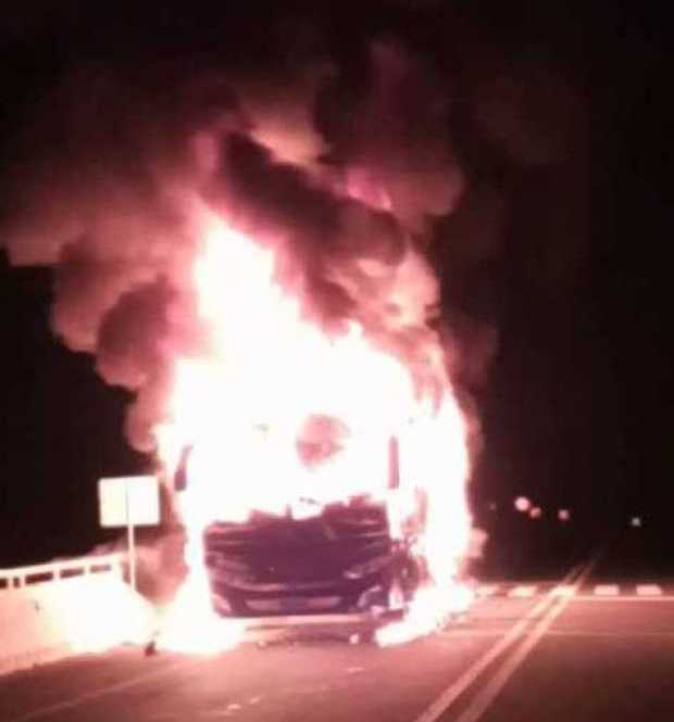 Los conductores evacuaron rápido a los pasajeros del bus incendiado en la vía Manizales-La Felisa