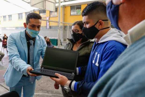 Portátiles y tabletas para mantener a estudiantes en Manizales 