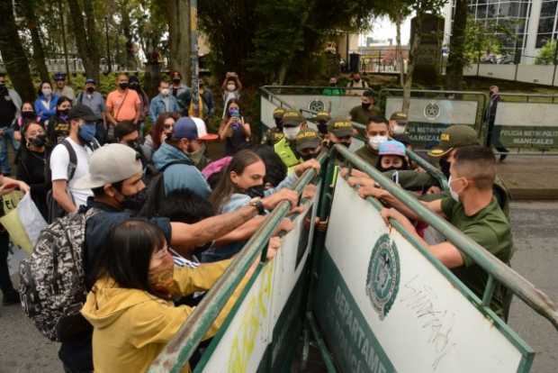 Marcha convocada por movimientos sociales y sindicales en Manizales arranca con altercados con la Policía