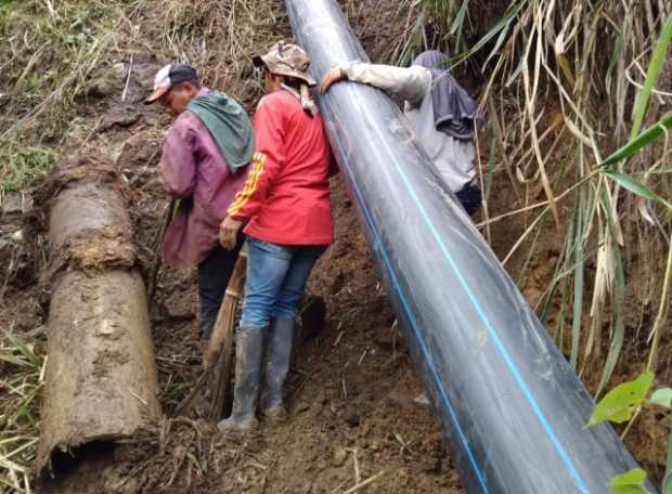 Obreros de Empocaldas trabajan en restablecer el suministro del agua a un vasto sector de Chinchiná, que se vio afectado por un 
