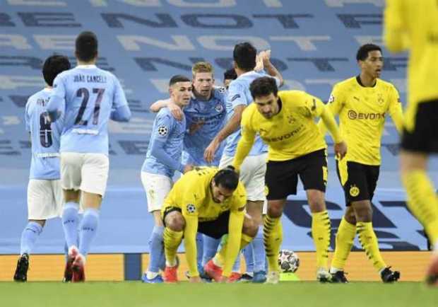Kevin De Bruyne (c) del Manchester City celebra con sus compañeros después de anotar la ventaja de 1-0 durante los cuartos de fi