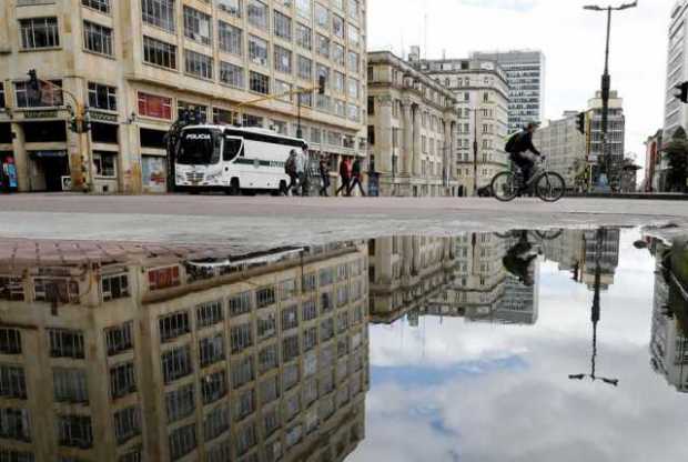 Turistas caminan hoy por el centro histórico de Bogotá. Turistas caminan hoy por el centro histórico de Bogotá.