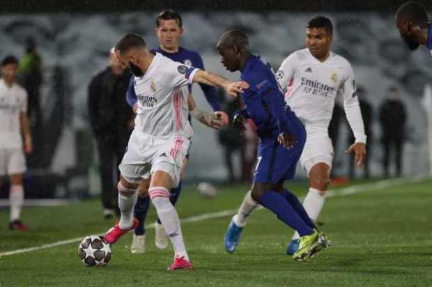 El delantero francés del Real Madrid, Karim Benzema (i), controla el balón ante el centrocampista francés del Chelsea, N´Golo Ka