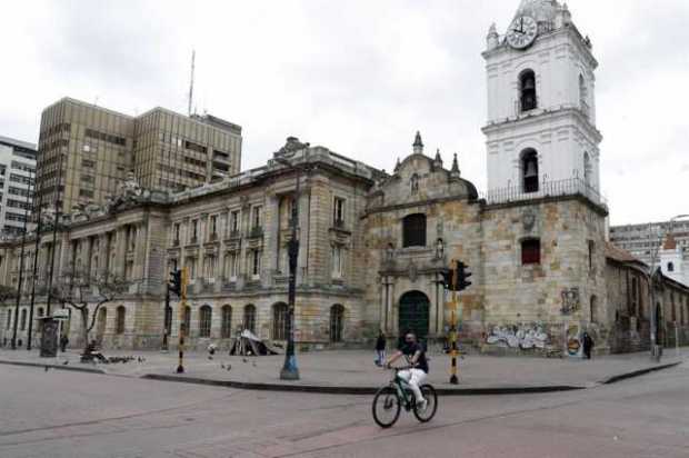 Un ciclista cruzaba ayer por una casi vacía avenida Jiménez, en Bogotá. 