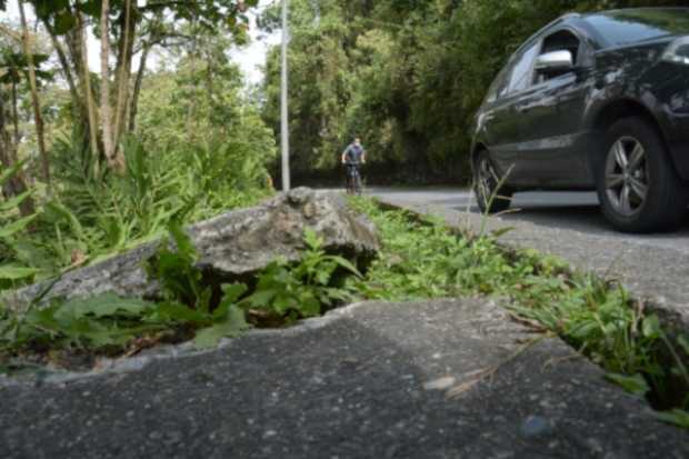 Bajando al barrio La Francia se están hundiendo los andenes debido a la inestabilidad en el sector.