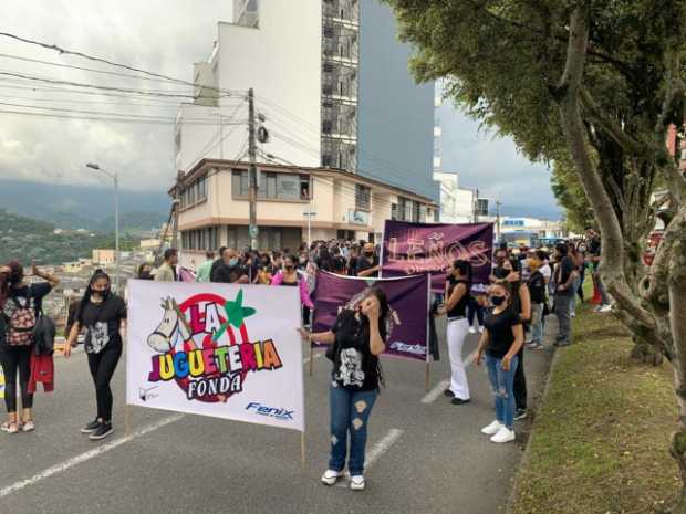 Por la Santander marcharon los comerciantes de la ciudad de la noche de Manizales.