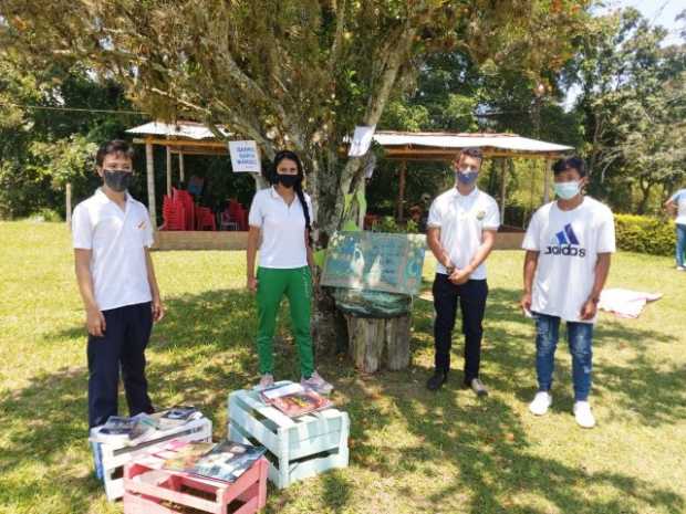 Al aire libre con las palabras: celebración del Día del Idioma en el colegio La Cabaña