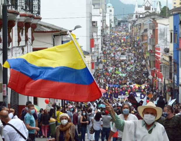 En Manizales se movilizaron cerca de 4 mil personas en contra de la reforma tributaria