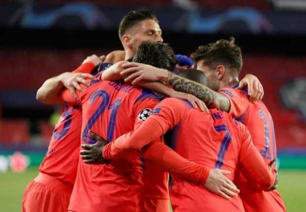 Los jugadores del Chelsea celebran el segundo gol durante el encuentro correspondiente a los cuartos de final de la Liga de Camp