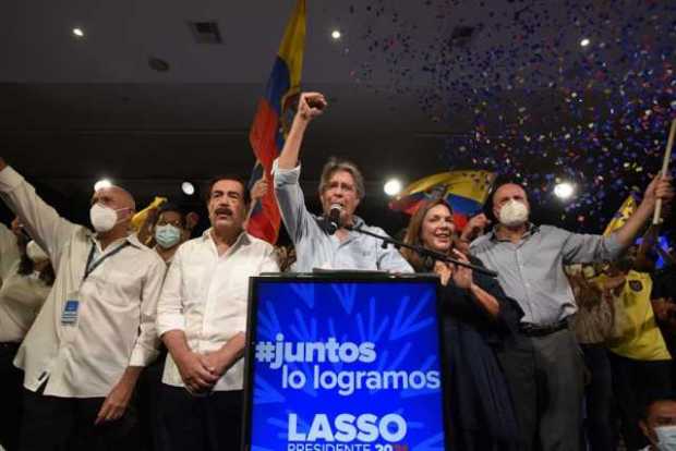 El candidato presidencial Guillermo Lasso (c) ofrece declaraciones hoy, en Quito. Lasso se dio por vencedor en el balotaje de es