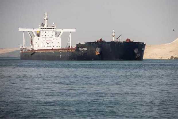 Canal de Suez recupera ritmo de navegación al cruzar todos los buques anclados