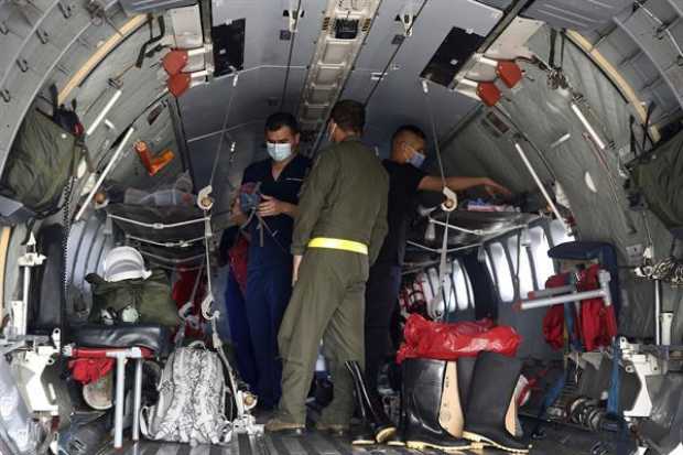 Personal médico de la Fuerza Aérea Colombiana se prepara para realizar un traslado aeromédico de un paciente con la covid-19. Personal médico de la Fuerza Aérea Colombiana se prepara para realizar un traslado aeromédico de un paciente con la covid-19.
