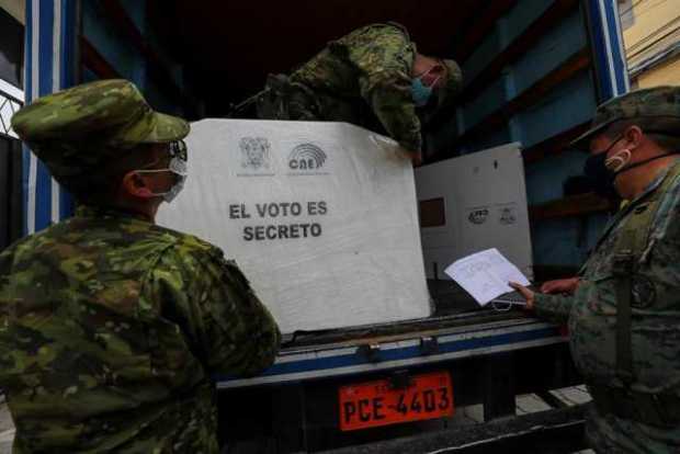 Personal militar descarga material electoral en el Colegio Gonzalo Escudero, de cara a las elecciones presidenciales del domingo