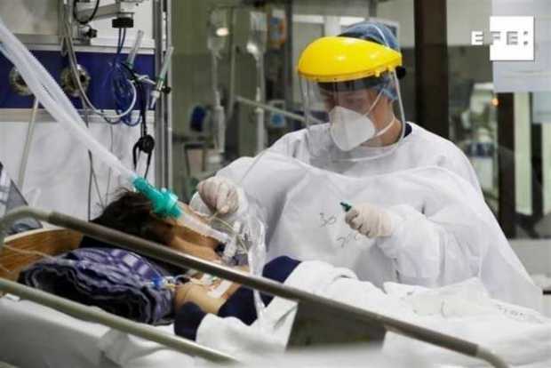 Personal médico trabaja hoy en una unidad de cuidados intensivos en el Hospital El Tunal, en Bogotá Personal médico trabaja hoy en una unidad de cuidados intensivos en el Hospital El Tunal, en Bogotá