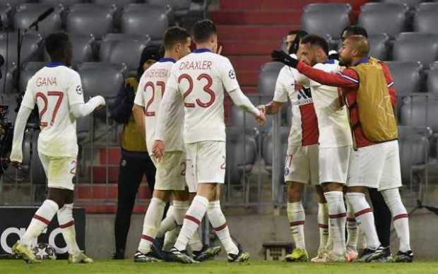 Los jugadores del PSG celebran el tercer gol del equipo durante los cuartos de final de la Liga de Campeones