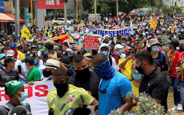 Colombianos se tomaron las calles en protesta contra reforma tributaria
