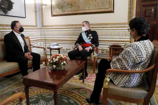 El rey Felipe VI, acompañado por la ministra de Asuntos Exteriores, Arancha González Laya (d), durante la reunión mantenida con 