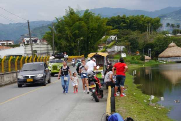 Paran el tráfico para acercarse al lago Balsora, en la vía entre Chinchiná y Palestina