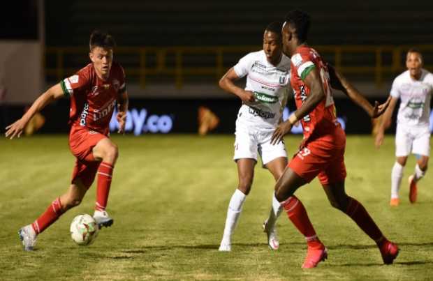 Alejandro García (c) celebró su segundo gol con el Once Caldas. 