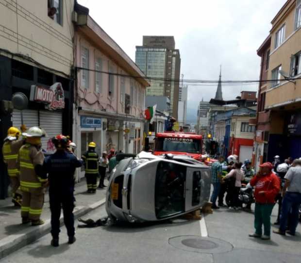 Vehículo se volcó en el Centro de Manizales