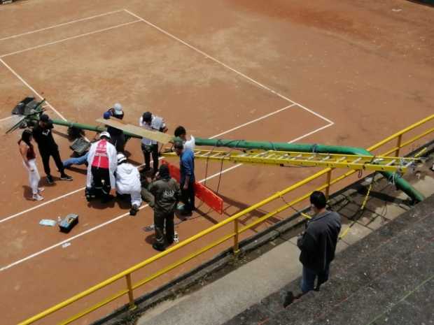 Un trabajador se cayó junto con un poste en las canchas de tenis de la Unidad Deportiva