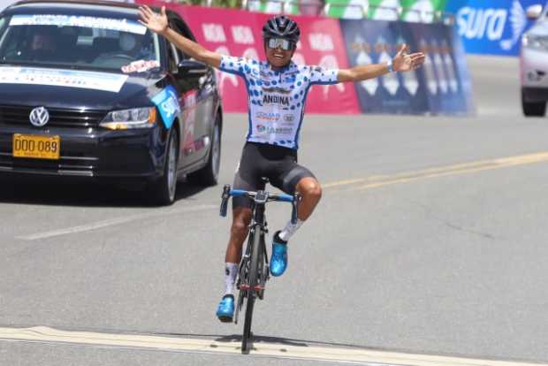 Yesid Pira (Alcaldía de La Vega Liro Sport), ganador de la cuarta etapa en el Alto de la Línea