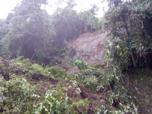 Vía cerrada entre Riosucio y Anserma por deslizamiento de tierra