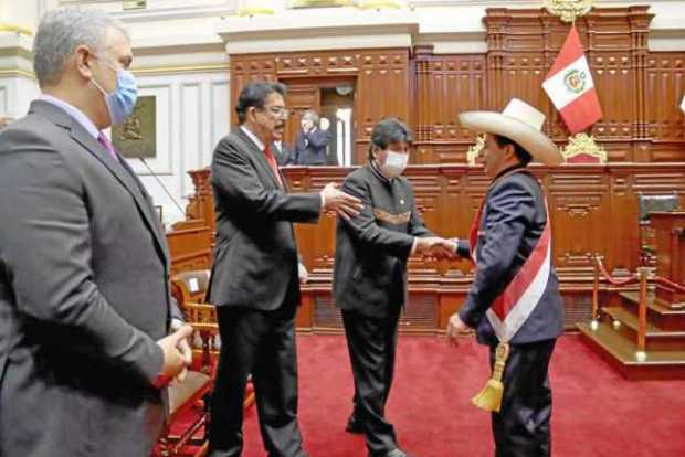 Iván Duque encabeza la derecha latinoamericana frente a la izquierda que gana terreno con Pedro Castillo en Perú, acompañado en 